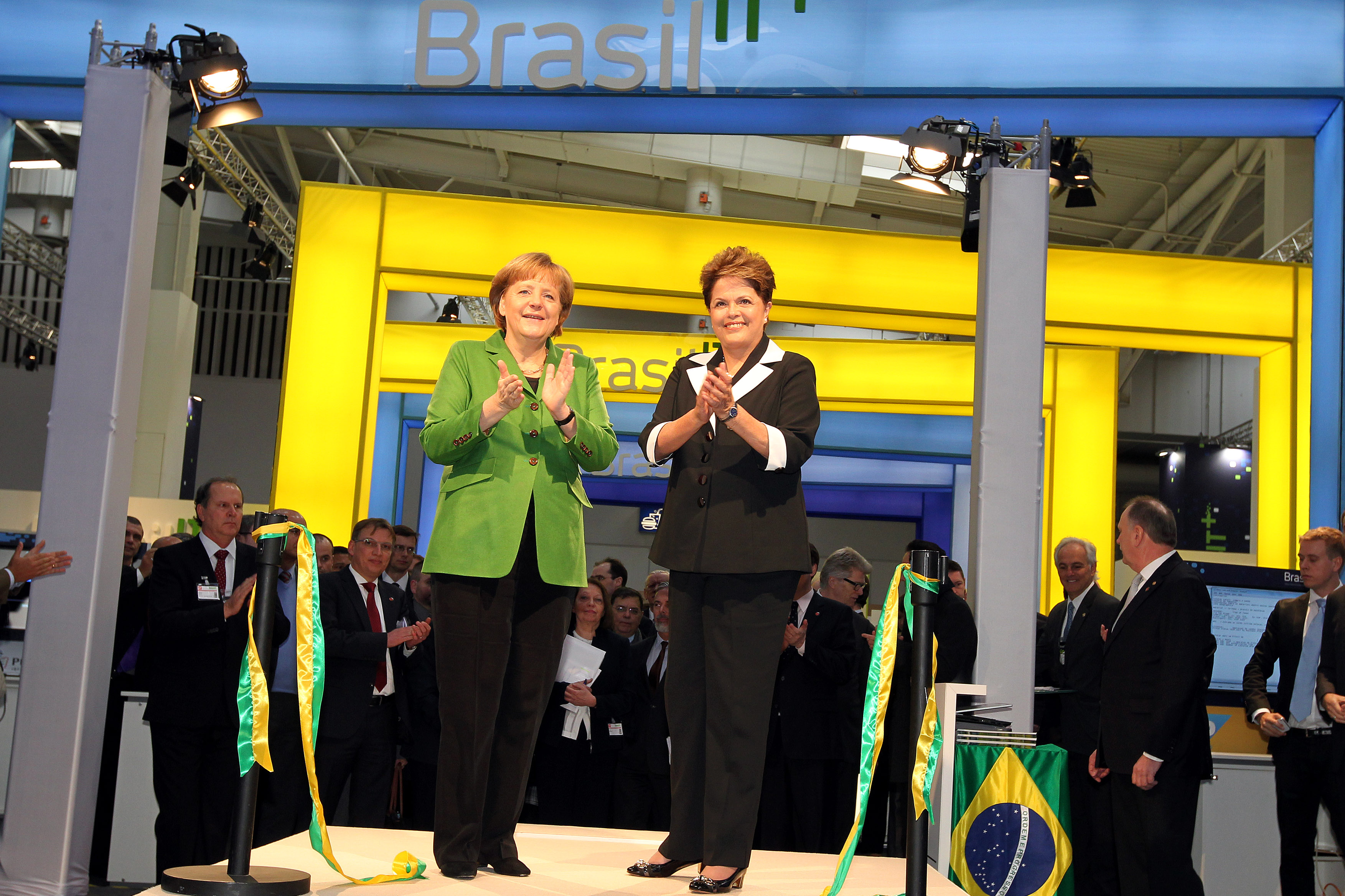 Presidenta Dilma Rousseff e a Sra. Angela Merkel, Chanceler Federal da Alemanha, durante visita ao pavilhão Brasil na  Feira Internacional de Tecnologias da Informação e das Comunicações (CeBIT 2012). Hannover - Alemanha, 06/03/2012