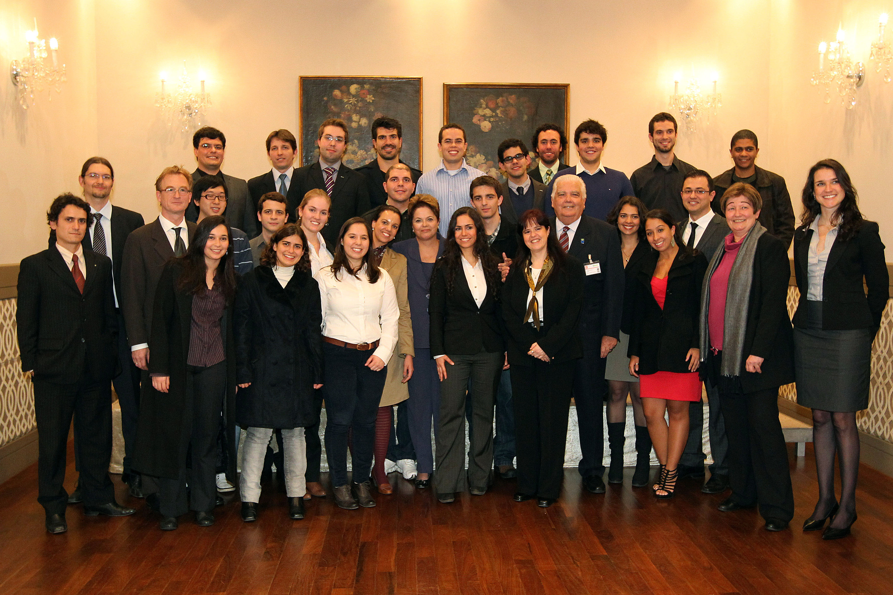 Presidenta Dilma Rousseff posa para foto no hotel Luisenhof . Hannover - Alemanha, 05/03/2012