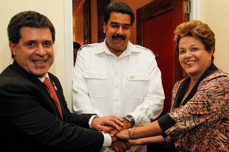 Presidenta Dilma Rousseff após encontro com o Presidente do Paraguai, Horacio Cartes e com o Presidente da Venezuela, Nicolás Maduro. Paramaribo - Suriname, 30/08/2013