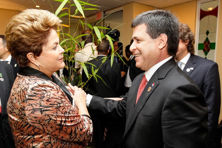 Presidenta Dilma Rousseff cumprimenta o Presidente do Paraguai, Horacio Cartes. Paramaribo - Suriname, 30/08/2013