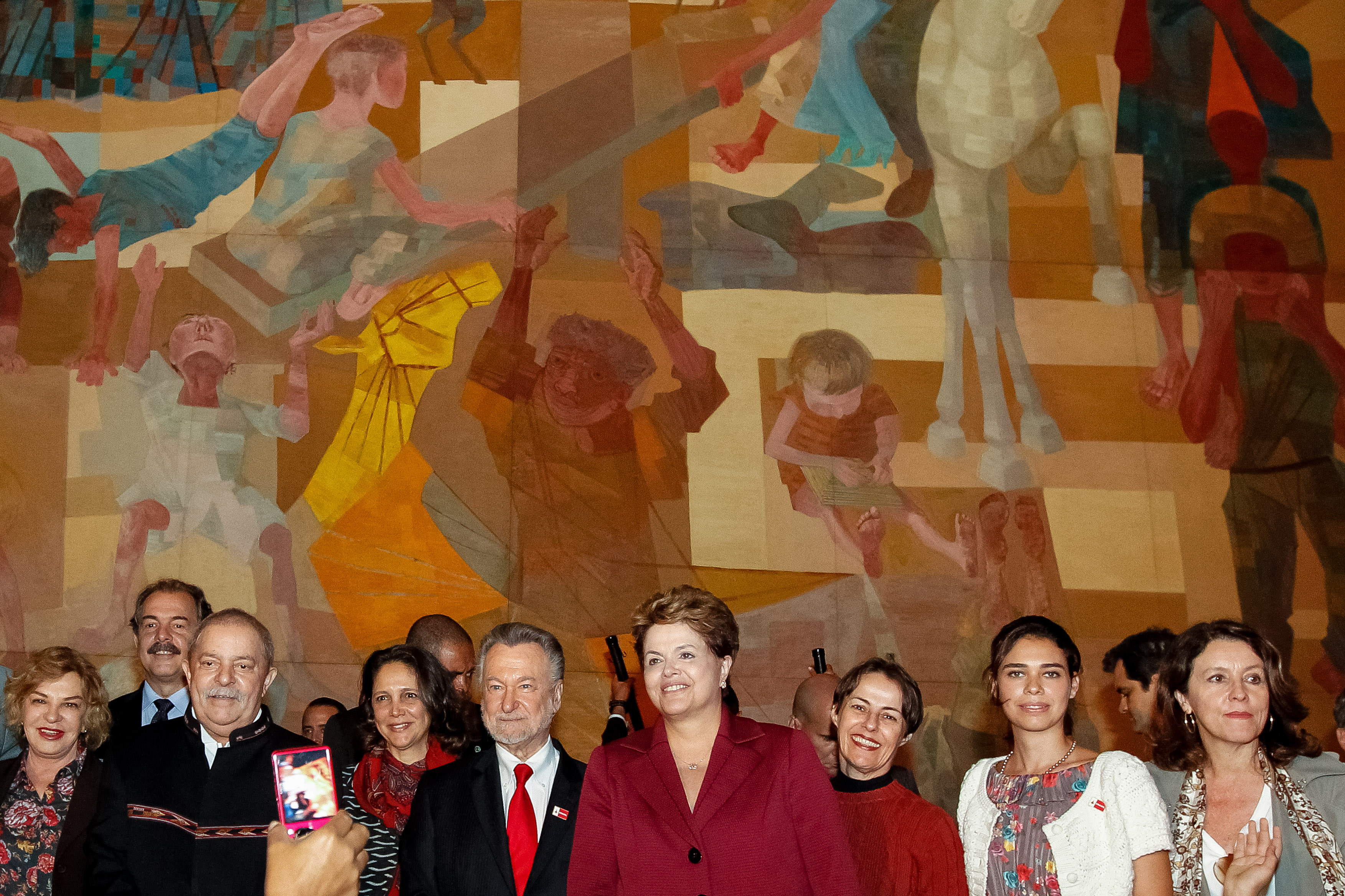 Presidenta Dilma Rousseff durante visita à exposição dos painéis "Guerra e Paz " de Cândido Portinari.  São Paulo - SP, 18/05/2012
