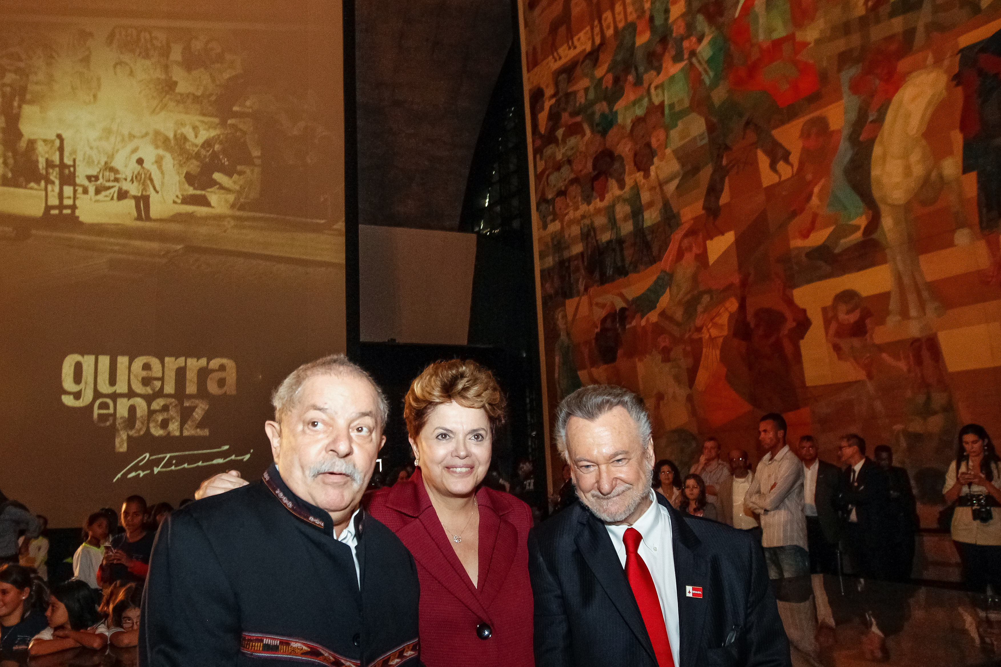 Presidenta Dilma Rousseff acompanhada do ex-Presidente Lula e do filho de Portinari, senhor João Cândido Portinari, durante visita à exposição dos painéis "Guerra e Paz " de Cândido Portinari. São Paulo - SP, 18/05/2012