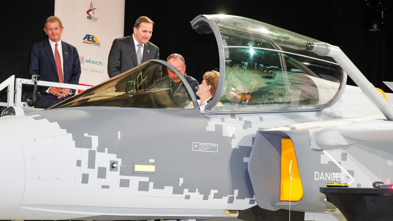  Presidenta Dilma Rousseff durante apresentação do caça Gripen na visita à SAAB. Linköping-Suécia, 19/10/2015