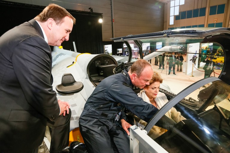  Presidenta Dilma Rousseff durante apresentação do caça Gripen na visita à SAAB. Linköping-Suécia, 19/10/2015   