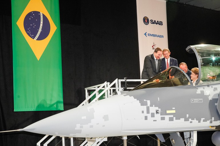  Presidenta Dilma Rousseff durante apresentação do caça Gripen na visita à SAAB. Linköping-Suécia, 19/10/2015