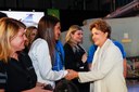 Presidenta Dilma Rousseff cumprimenta engenheiros da Embraer e familiares durante apresentação do caça Gripen na visita à SAAB. Linköping-Suécia, 19/10/2015