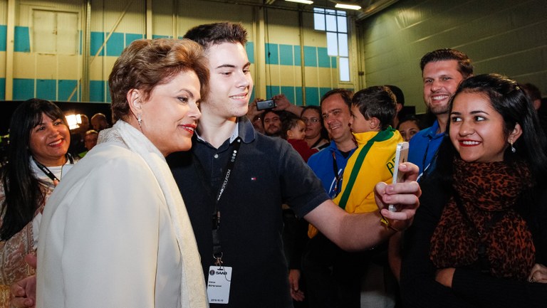 Presidenta Dilma Rousseff cumprimenta engenheiros da Embraer e familiares durante apresentação do caça Gripen na visita à SAAB. Linköping-Suécia, 19/10/2015