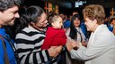  Presidenta Dilma Rousseff cumprimenta engenheiros da Embraer e familiares durante apresentação do caça Gripen na visita à SAAB. Linköping-Suécia, 19/10/2015 