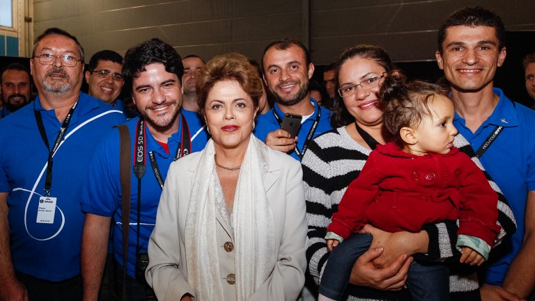  Presidenta Dilma Rousseff cumprimenta engenheiros da Embraer e familiares durante apresentação do caça Gripen na visita à SAAB. Linköping-Suécia, 19/10/2015  