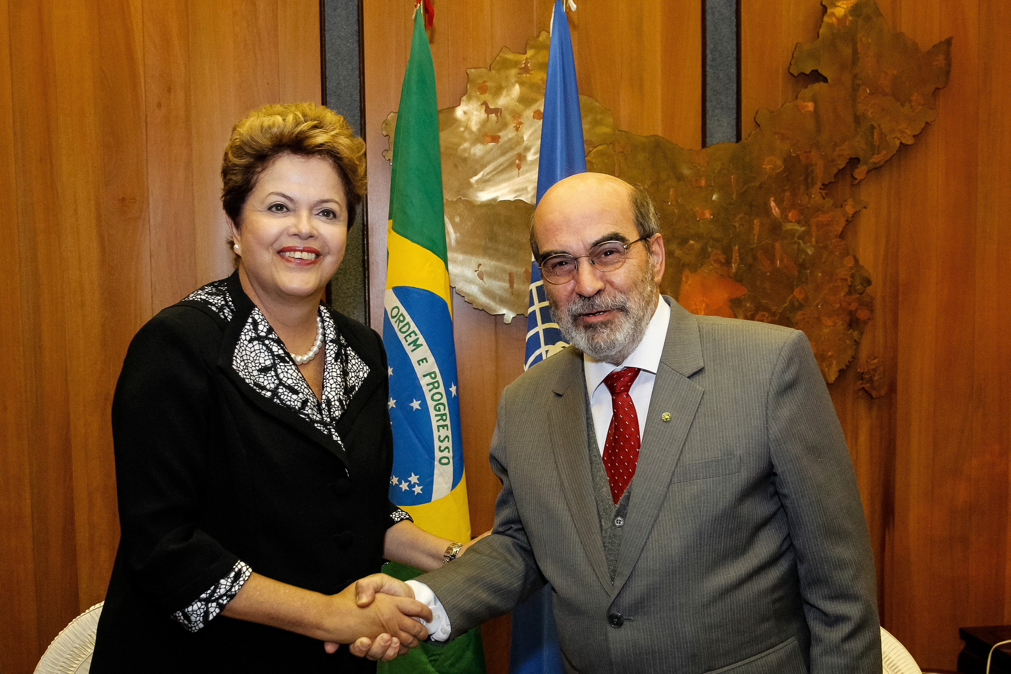 Presidenta Dilma Rousseff cumprimenta José Graziano durante visita à sede da Organização das Nações Unidas para Alimentação e Agricultura - FAO. Roma - Itália, 18/03/2013