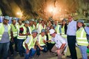  Presidenta Dilma Rousseff posa para foto com trabalhadores durante visita à travessia do túnel de conexão entre São Conrado e a Barra na linha 4 do metrô - Trackmobile. Rio de Janeiro-RJ, 12/05/2015