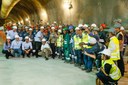  Presidenta Dilma Rousseff posa para foto com trabalhadores durante visita à travessia do túnel de conexão entre São Conrado e a Barra na linha 4 do metrô - Trackmobile. Rio de Janeiro-RJ, 12/05/2015  