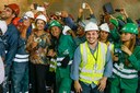  Presidenta Dilma Rousseff posa para foto com trabalhadores durante visita à travessia do túnel de conexão entre São Conrado e a Barra na linha 4 do metrô - Trackmobile. Rio de Janeiro-RJ, 12/05/2015  