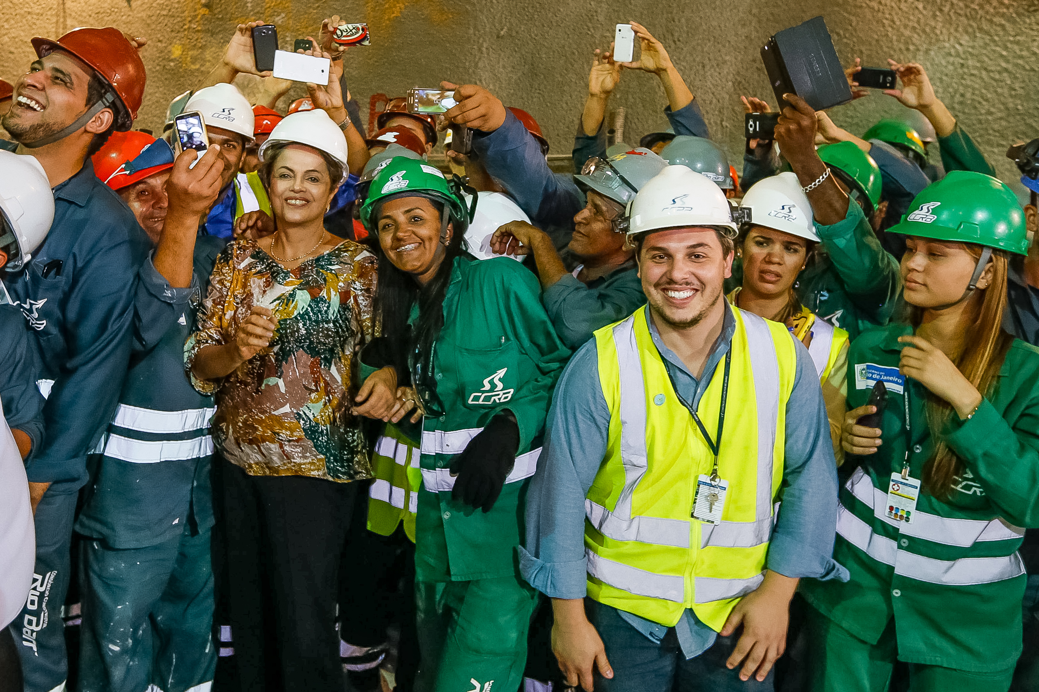  Presidenta Dilma Rousseff posa para foto com trabalhadores durante visita à travessia do túnel de conexão entre São Conrado e a Barra na linha 4 do metrô - Trackmobile. Rio de Janeiro-RJ, 12/05/2015  