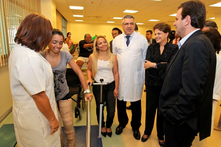 Presidenta Dilma Rousseff observa a recuperação da jovem Thayane Tavares Monteiro durante a visita as inauguração das novas instalações do Instituto Nacional de Traumatologia e Ortopedia Jamil Haddad (Into). Rio de Janeiro - RJ, 25/11/2011 Presidenta Dilma Rousseff observa a recuperação da jovem Thayane Tavares Monteiro durante a visita as inauguração das novas instalações do Instituto Nacional de Traumatologia e Ortopedia Jamil Haddad (Into). Rio de Janeiro - RJ, 25/11/2011