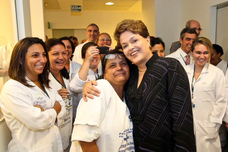 Presidenta Dilma Rousseff posa pra foto com funcionários do hospital durante Cerimônia de inauguração das novas instalações do Instituto Nacional de Traumatologia e Ortopedia Jamil Haddad (Into). Rio de Janeiro - RJ, 25/11/2011 Presidenta Dilma Rousseff posa pra foto com funcionários do hospital durante Cerimônia de inauguração das novas instalações do Instituto Nacional de Traumatologia e Ortopedia Jamil Haddad (Into). Rio de Janeiro - RJ, 25/11/2011