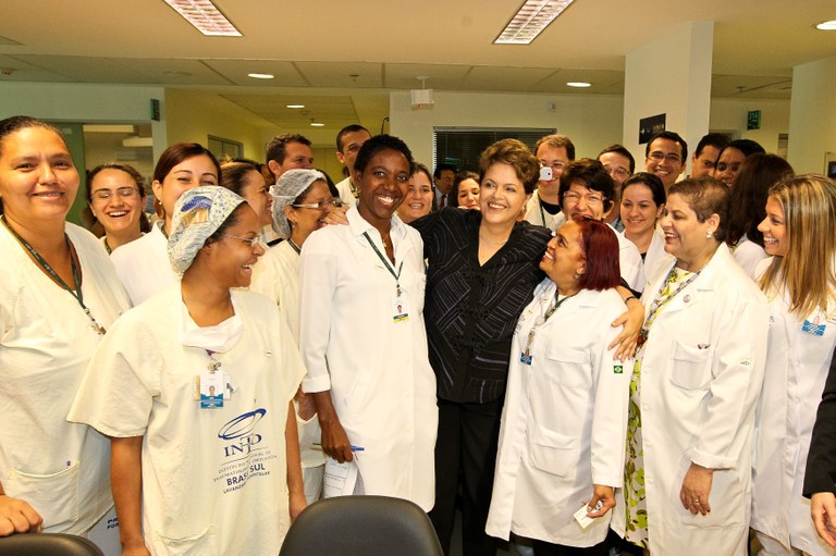 Presidenta Dilma Rousseff posa pra foto com funcionários do hospital durante Cerimônia de inauguração das novas instalações do Instituto Nacional de Traumatologia e Ortopedia Jamil Haddad (Into). Rio de Janeiro - RJ, 25/11/2011 Presidenta Dilma Rousseff posa pra foto com funcionários do hospital durante Cerimônia de inauguração das novas instalações do Instituto Nacional de Traumatologia e Ortopedia Jamil Haddad (Into). Rio de Janeiro - RJ, 25/11/2011