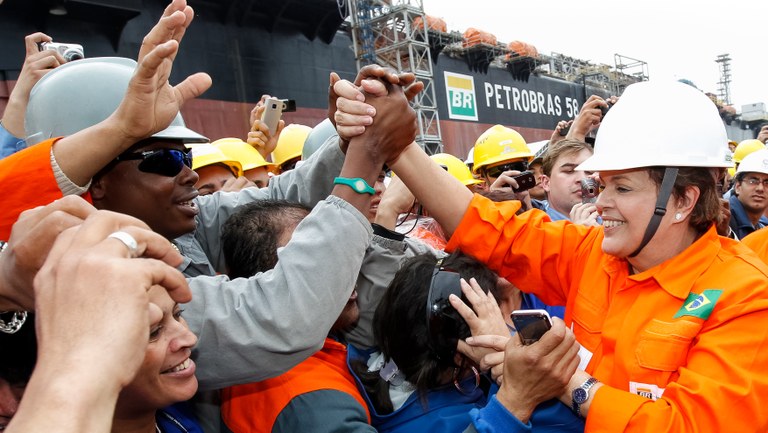Presidenta Dilma Rousseff cumprimenta trabalhadores durante visita ao local de construção da P-58 no Estaleiro Quip. Rio Grande - RS, 17/09/2012