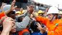 Presidenta Dilma Rousseff cumprimenta trabalhadores durante visita ao local de construção da P-58 no Estaleiro Quip. Rio Grande - RS, 17/09/2012