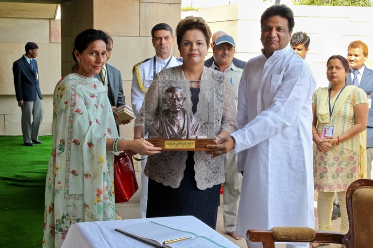 Presidenta Dilma Rousseff durante visita ao memorial de Mahatma Gandhi. Nova Délhi - Índia, 29/03/2012