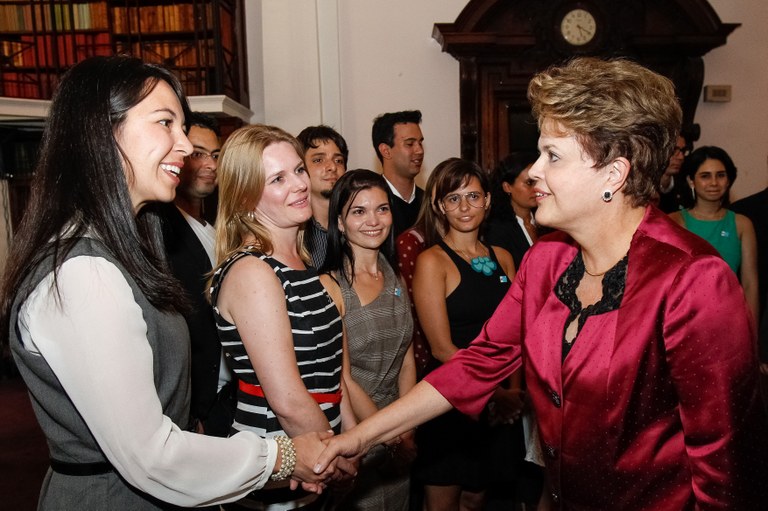 Presidenta Dilma Rousseff cumprimenta os estudantes do Programa Ciência sem Fronteira durante visita ao Museu de Ciências. Londres - Inglaterra, 26/07/2012