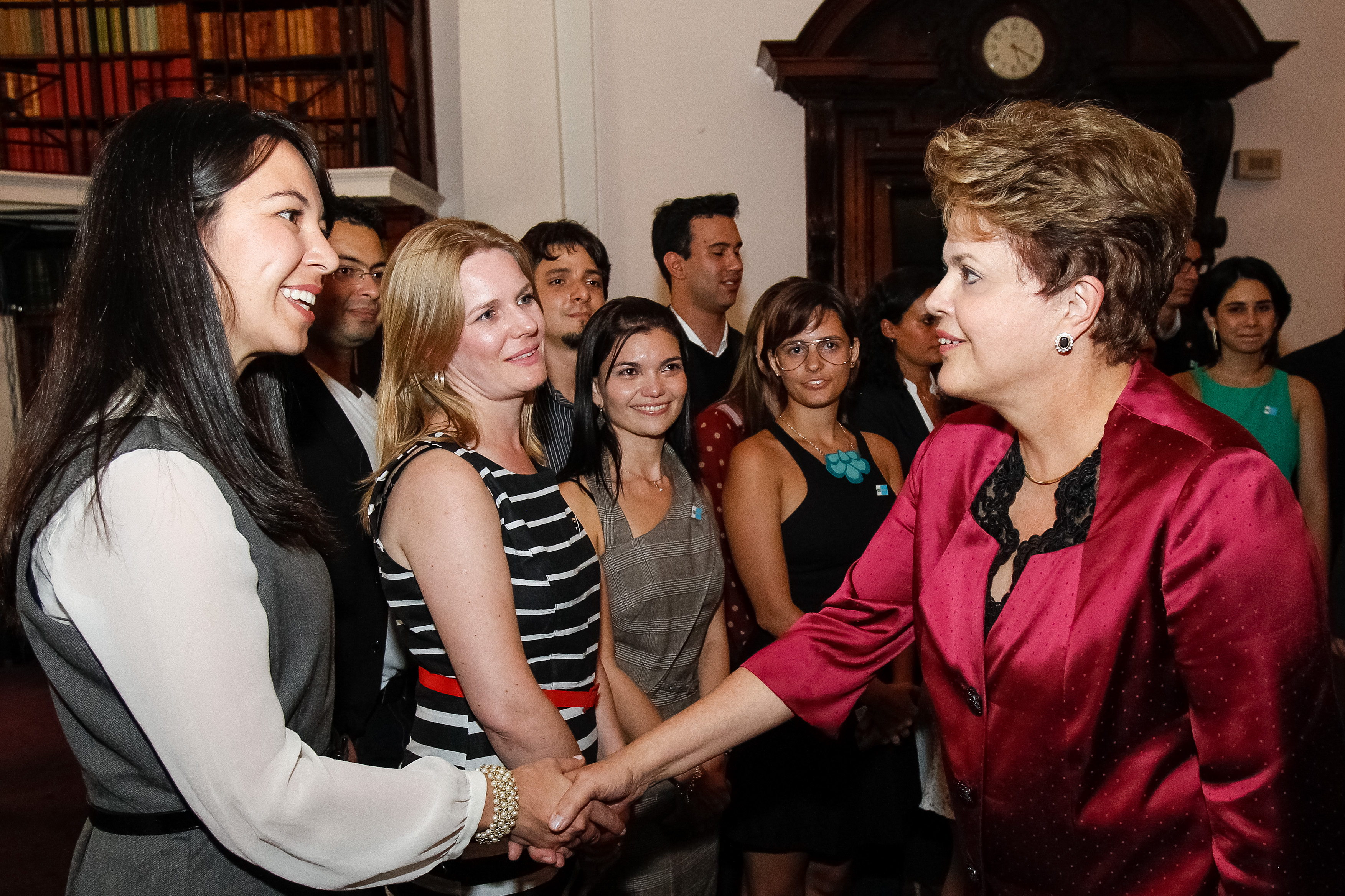 Presidenta Dilma Rousseff cumprimenta os estudantes do Programa Ciência sem Fronteira durante visita ao Museu de Ciências. Londres - Inglaterra, 26/07/2012