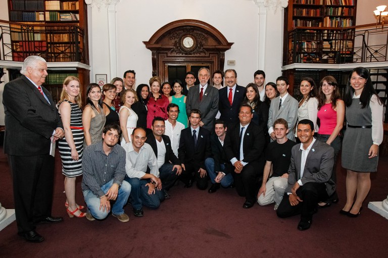 Presidenta Dilma Rousseff posa para foto com estudantes do Programa Ciência sem Fronteira durante visita ao Museu de Ciências. Londres - Inglaterra, 26/07/2012