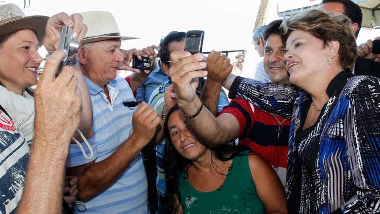 Presidenta Dilma Rousseff cumprimenta populares durante visita ao Show Rural Coopavel 2013. Cascavel - PR, 04/02/2013