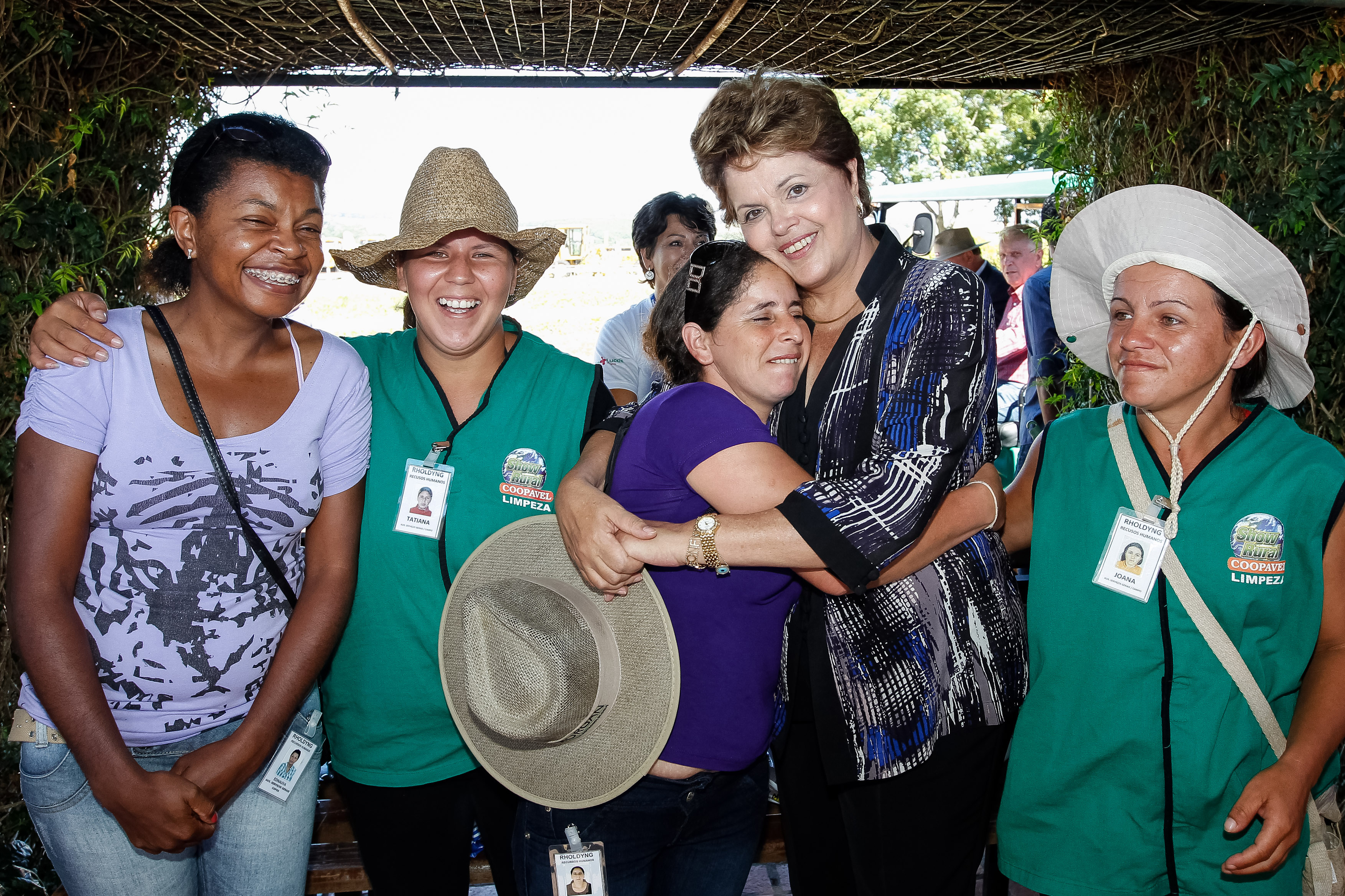 Presidenta Dilma Rousseff cumprimenta populares durante visita ao Show Rural Coopavel 2013. Cascavel - PR, 04/02/2013
