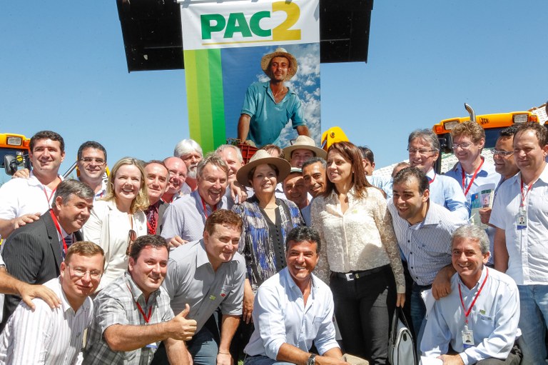 Presidenta Dilma Rousseff posa para foto com Prefeitos que receberam máquinas retroescavadeiras, durante visita ao Show Rural Coopavel 2013. Cascavel - PR, 04/02/2013