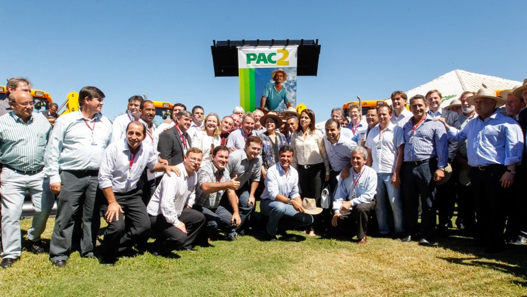 Presidenta Dilma Rousseff posa para foto com Prefeitos que receberam máquinas retroescavadeiras, durante visita ao Show Rural Coopavel 2013. Cascavel - PR, 04/02/2013