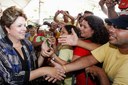Presidenta Dilma Rousseff cumprimenta populares após cerimônia de entrega de 29 máquinas retroescavadeiras a municípios do estado do Paraná. Cascavel - PR, 04/02/2013