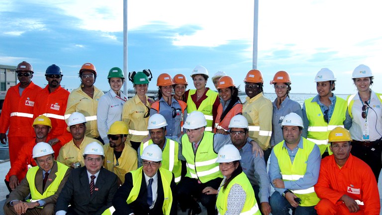 Presidenta Dilma Rousseff posa para foto com trabalhadores durante visita ao Superporto de Açu. São João da Barra - RJ, 26/04/2012 