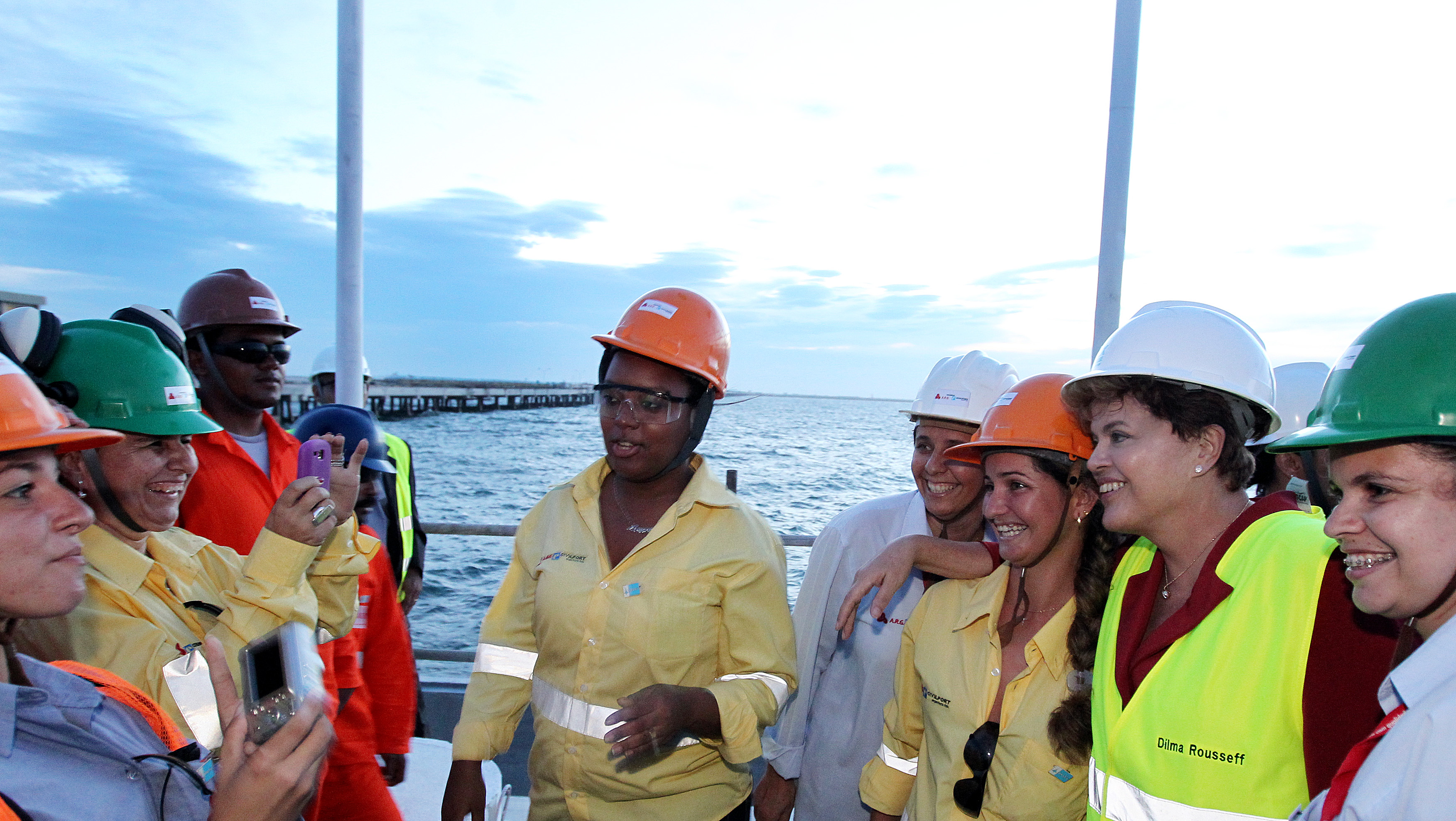  Presidenta Dilma Rousseff posa para foto com trabalhadoras durante visita ao Superporto de Açu. São João da Barra - RJ, 26/04/2012 