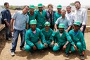 Presidenta Dilma Rousseff, posa para foto com trabalhadores das obras do sistema adutor de Piaus durante assinatura de ordens de serviço da Adutora Padre Lira, e do Projeto de Irrigação Marrecas/Jenipapo. São Julião - PI, 18/01/2013