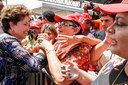 Presidenta Dilma Rousseff cumprimenta populares após cerimônia de assinatura de ordens de serviço das obras e aquisição de equipamentos para a Adutora Padre Lira, e do projeto de irrigação no Assentamento de Marrecas/Jenipapo. São Julião - PI, 18/01/2012