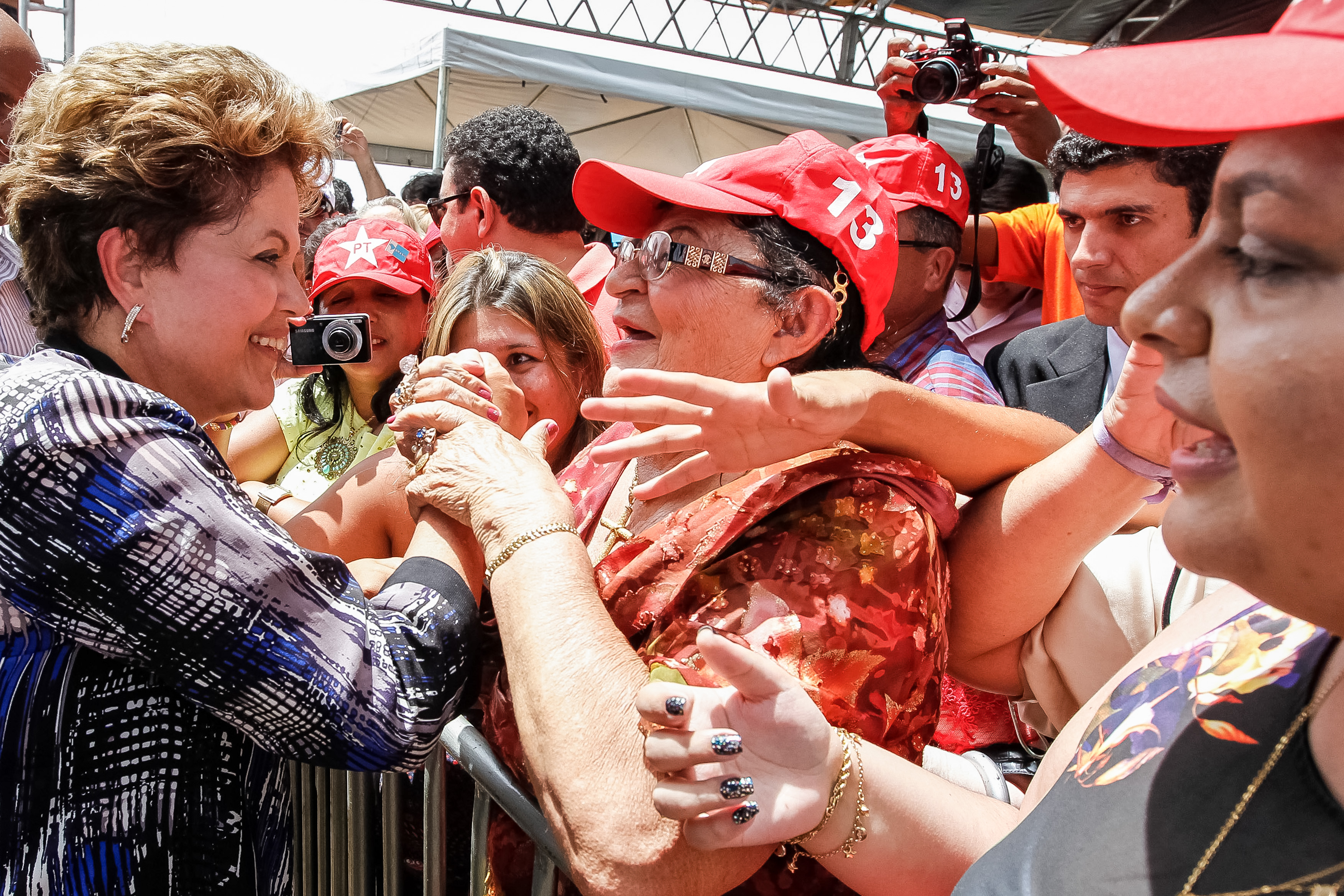 Presidenta Dilma Rousseff cumprimenta populares após cerimônia de assinatura de ordens de serviço das obras e aquisição de equipamentos para a Adutora Padre Lira, e do projeto de irrigação no Assentamento de Marrecas/Jenipapo. São Julião - PI, 18/01/2012