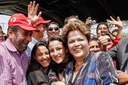 Presidenta Dilma Rousseff cumprimenta populares após cerimônia de assinatura de ordens de serviço das obras e aquisição de equipamentos para a Adutora Padre Lira, e do projeto de irrigação no Assentamento de Marrecas/Jenipapo. São Julião - PI, 18/01/2012
