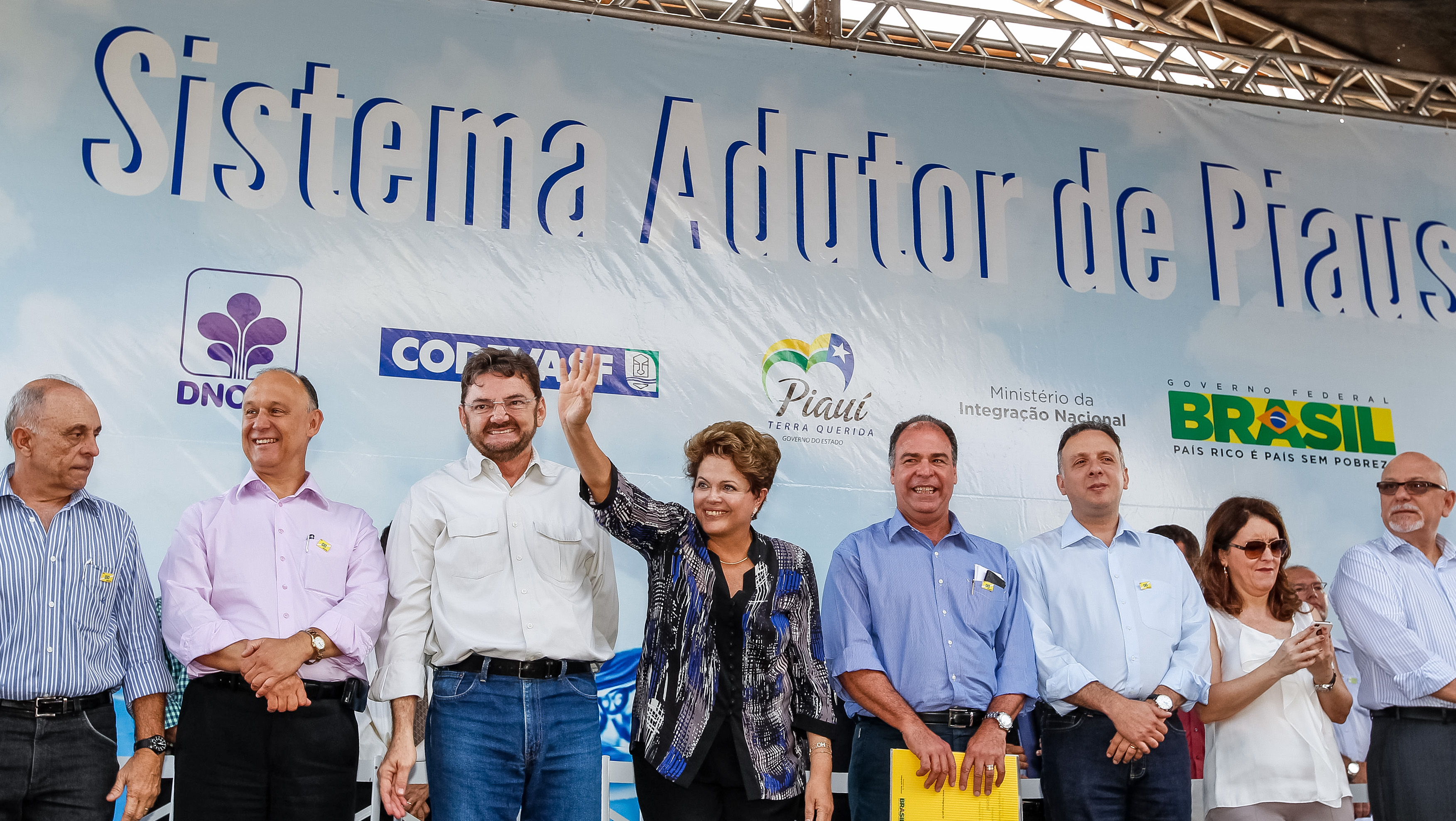 Presidenta Dilma Rousseff durante cerimônia de assinatura de ordens de serviço das obras e  aquisição de equipamentos para a Adutora Padre Lira, e do projeto de irrigação no Assentamento de Marrecas/Jenipapo. São Julião - PI, 18/01/2012