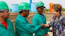 Presidenta Dilma Rousseff, cumprimenta trabalhadores das obras do sistema adutor de Piaus durante assinatura de ordens de serviço da Adutora Padre Lira, e do Projeto de Irrigação Marrecas/Jenipapo. São Julião - PI, 18/01/2013