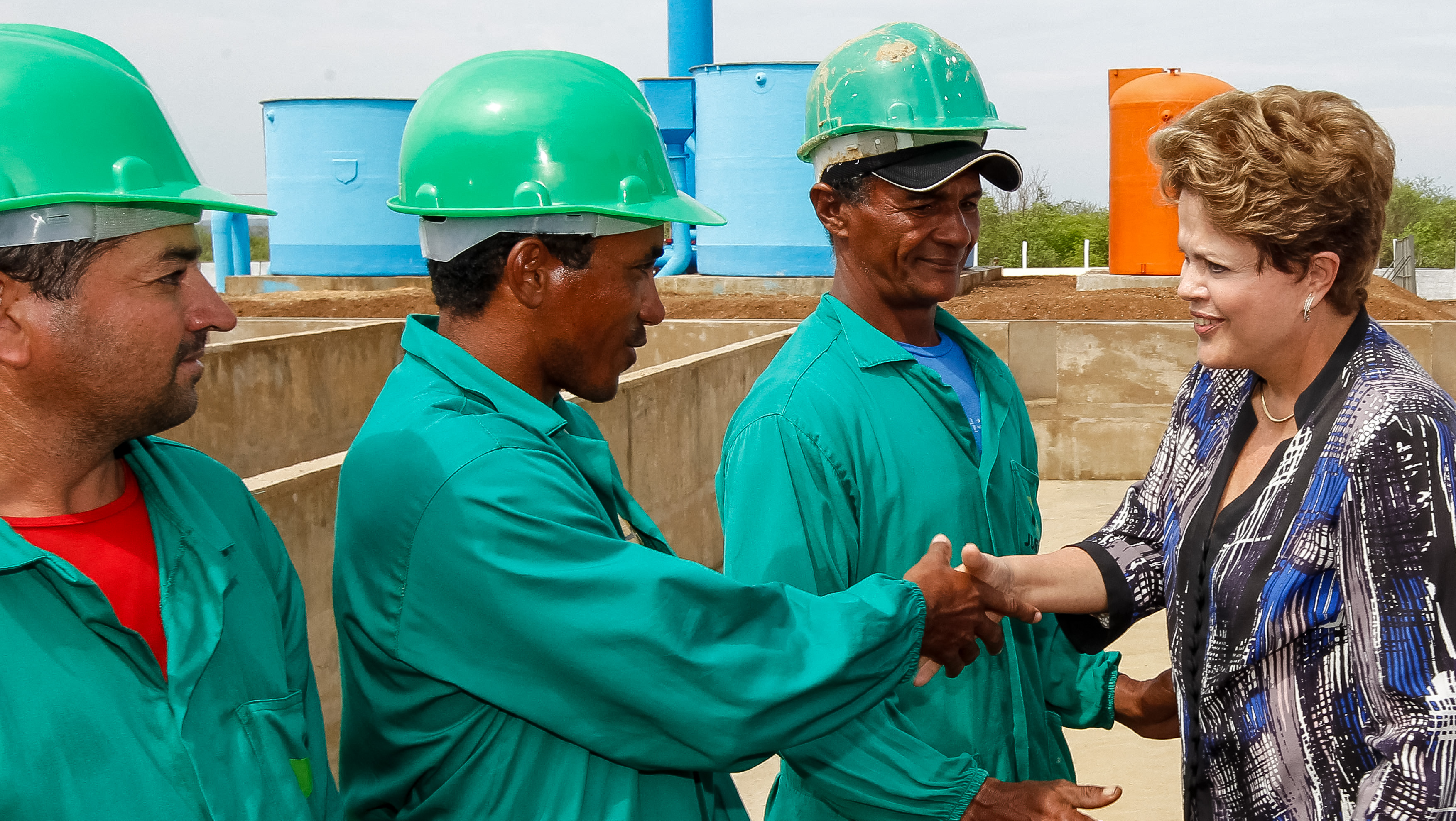 Presidenta Dilma Rousseff, cumprimenta trabalhadores das obras do sistema adutor de Piaus durante assinatura de ordens de serviço da Adutora Padre Lira, e do Projeto de Irrigação Marrecas/Jenipapo. São Julião - PI, 18/01/2013