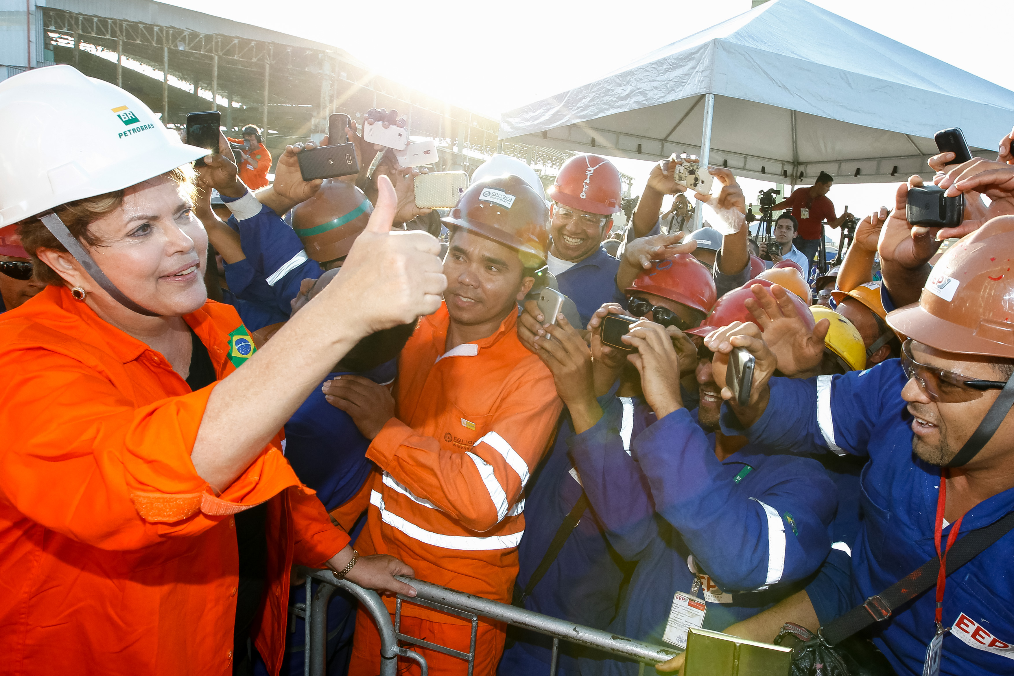 Presidenta Dilma Rousseff cumprimenta trabalhadores  durante visita às obras da P-74 no Estaleiro Inhaúma. Rio de Janeiro - RJ, 11/09/2013