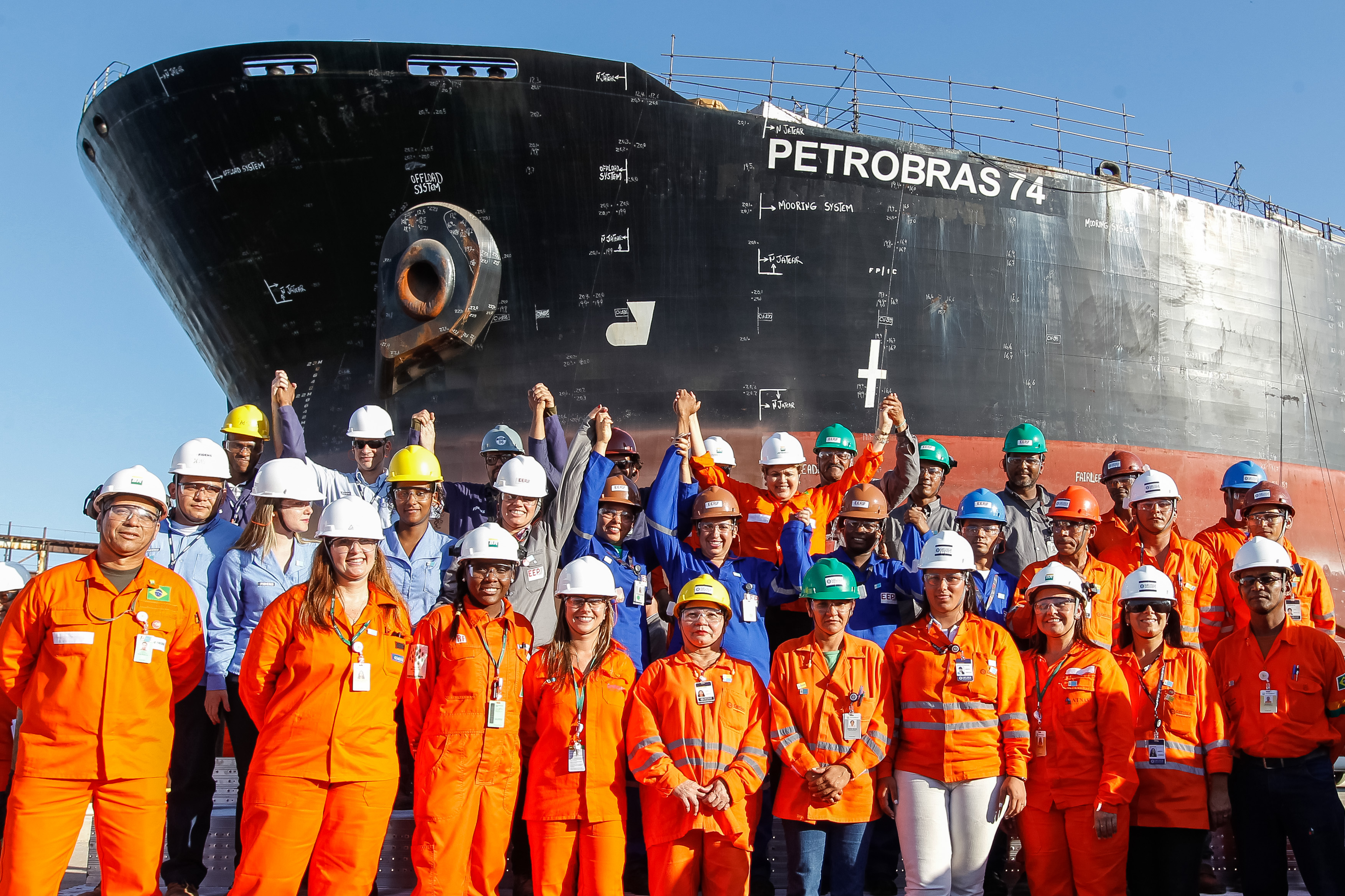Presidenta Dilma Rousseff, posa para foto com trabalhadores durante visita às obras da P-74 no Estaleiro Inhaúma. Rio de Janeiro - RJ, 11/09/2013