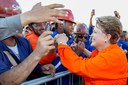 Presidenta Dilma Rousseff cumprimenta trabalhadores  durante visita às obras da P-74 no Estaleiro Inhaúma. Rio de Janeiro - RJ, 11/09/2013