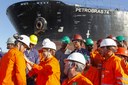 Presidenta Dilma Rousseff cumprimenta trabalhadores, durante visita às obras da P-74 no Estaleiro Inhaúma. Rio de Janeiro - RJ, 11/09/2013