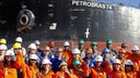 Presidenta Dilma Rousseff, posa para foto com trabalhadores durante visita às obras da P-74 no Estaleiro Inhaúma. Rio de Janeiro - RJ, 11/09/2013