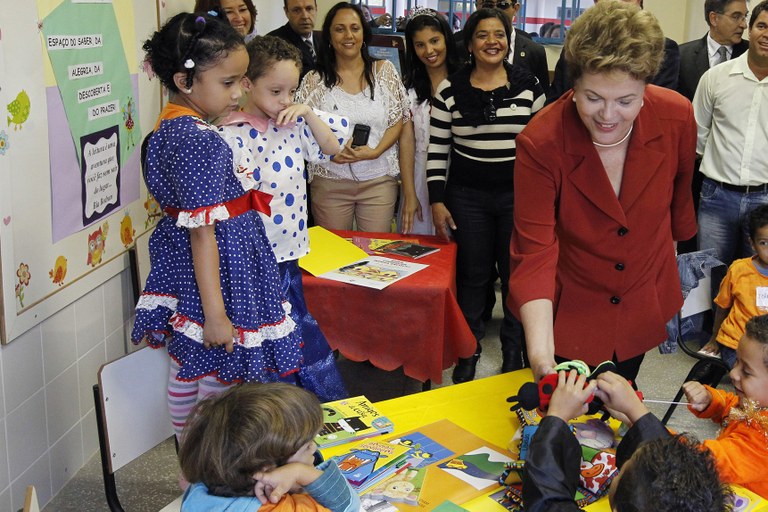 Presidenta Dilma Rousseff durante visita  inaugural ao Centro Infantil Municipal Wilma da Costa Pinto Afonso. Betim - MG, 11/05/2012