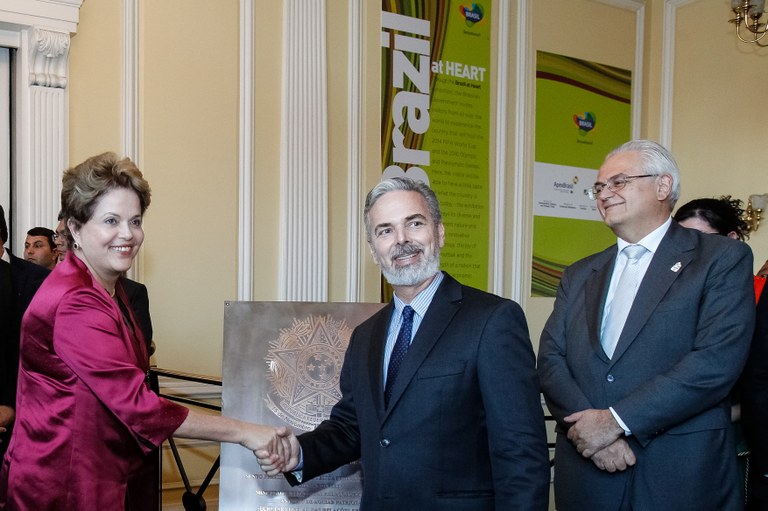 Presidenta Dilma Rousseff durante visita inaugural à exibição sobre Ciência e Tecnologia na Área de Esportes, na Chancelaria da Embaixada do Brasil. Londres - Inglaterra, 26/07/2012