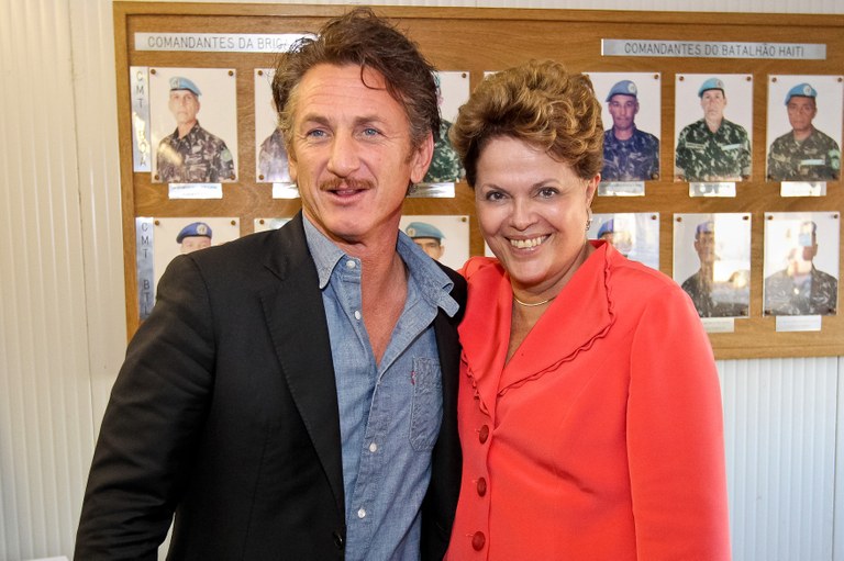 Presidenta Dilma Rousseff durante audiência concedida ao senhor Sean Penn. Porto Príncipe - Haiti, 01/02/2012