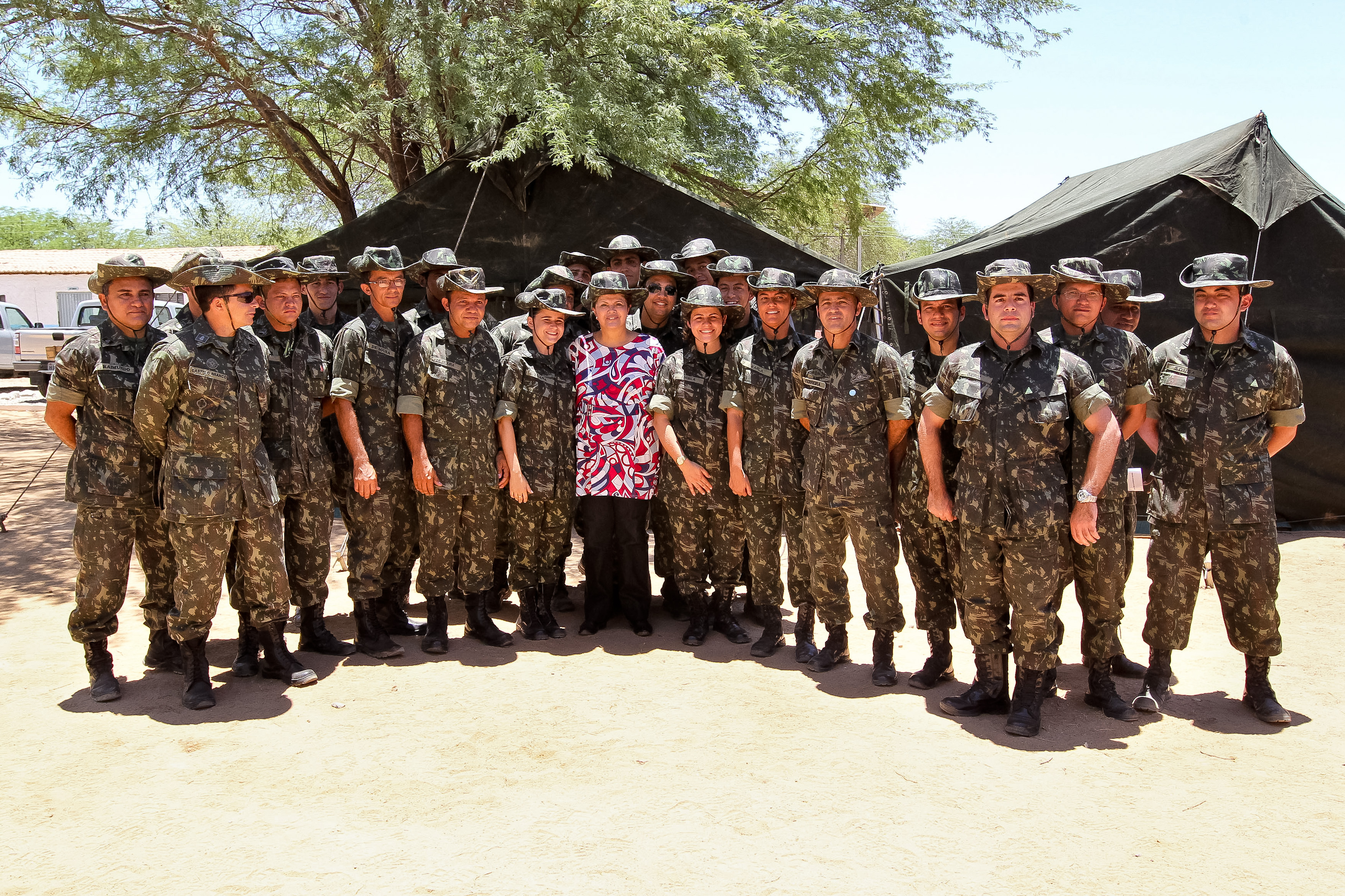 Presidenta Dilma Rousseff posa para foto durante vistoria às obras do lote 13 e do canal de aproximação. Floresta - PE, 08/02/2012